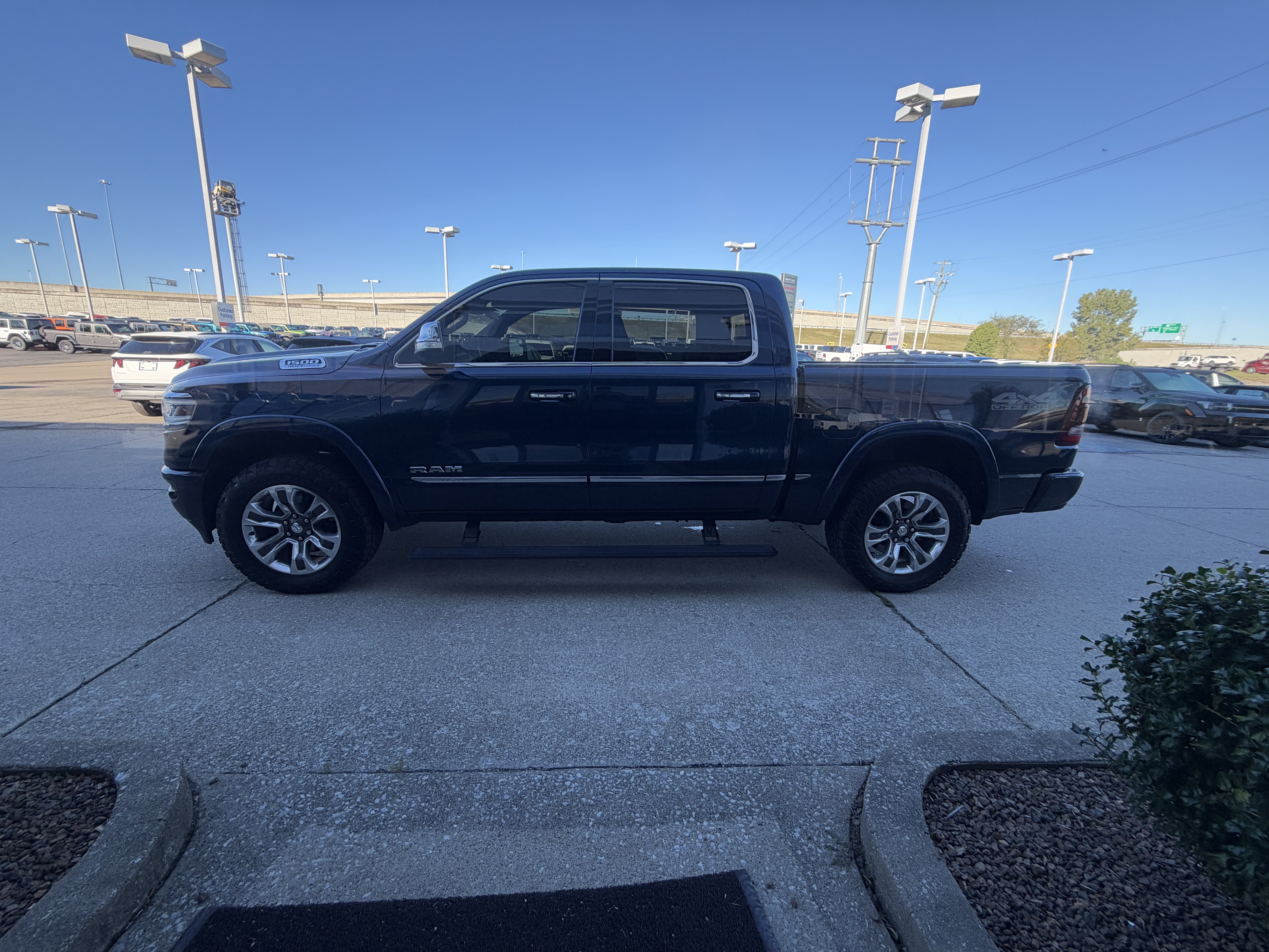 Used 2022 RAM 1500 Limited AWD/4WD image 17