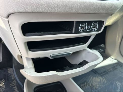 Used 2024 Chrysler Pacifica Limited FWD image 27