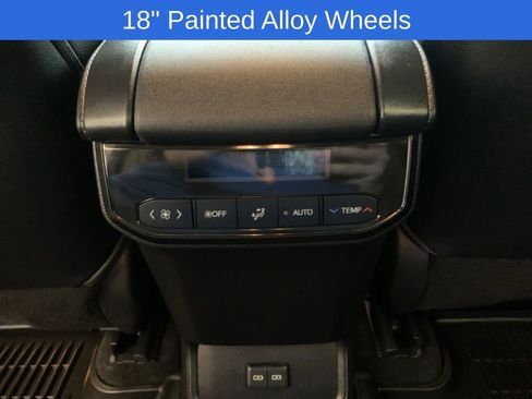 Used 2023 Toyota Highlander L image 12