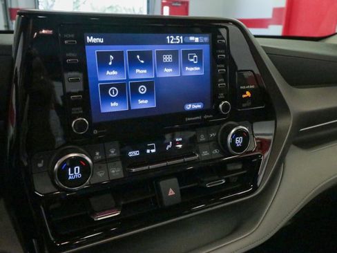 Used 2022 Toyota Highlander XLE FWD image 24