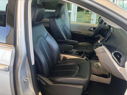 Used 2024 Chrysler Pacifica Touring-L FWD image 7
