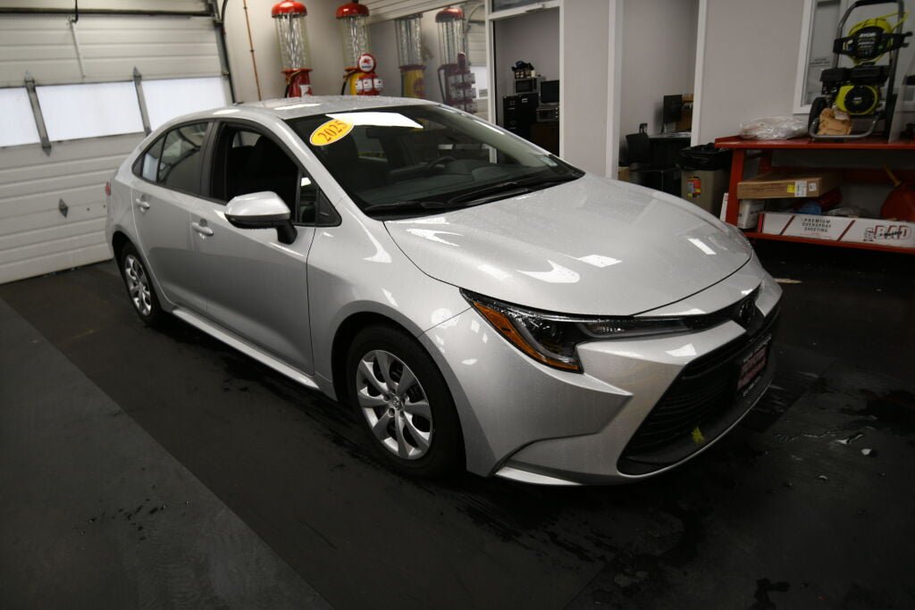 Certified 2025 Toyota Corolla LE FWD image 2