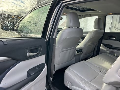 Certified 2018 Toyota Highlander XLE image 11