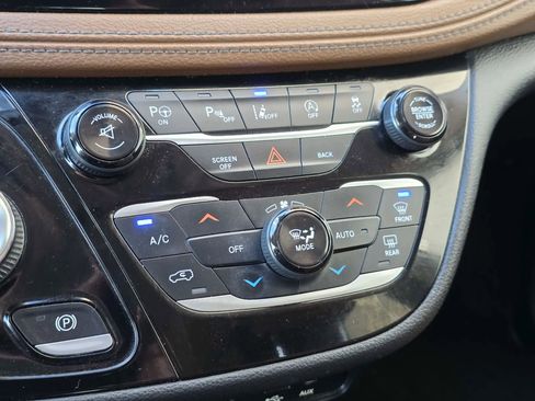 Used 2017 Chrysler Pacifica Limited image 28