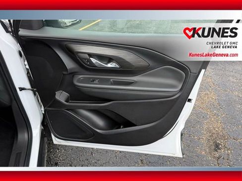 Used 2024 GMC Terrain SLT AWD/4WD image 17
