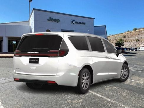 New 2026 Chrysler Pacifica Select image 3