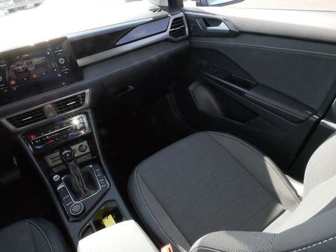 Certified 2025 Volkswagen Taos SE AWD/4WD image 11