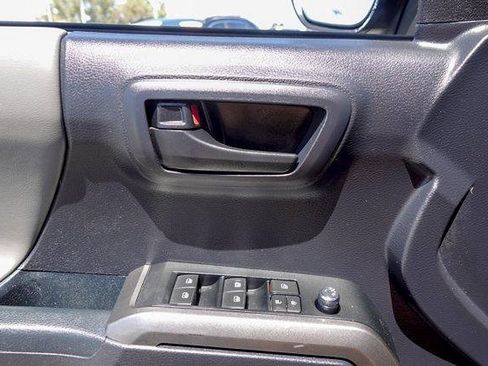 Used 2018 Toyota Tacoma SR5 RWD image 13