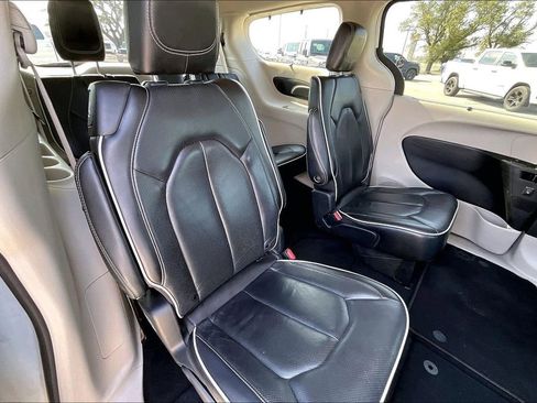 Used 2023 Chrysler Pacifica Limited image 22