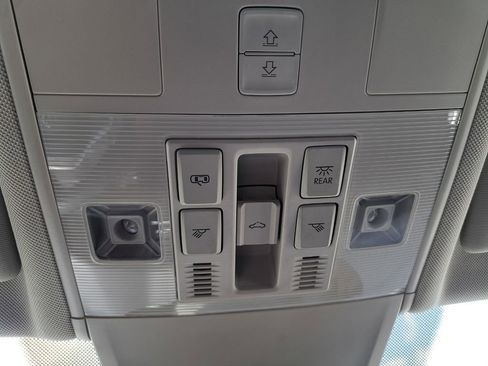 Used 2023 Volkswagen Tiguan SE w/ Panoramic Sunroof Package image 18