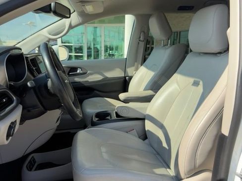 Used 2021 Chrysler Pacifica Touring-L w/ Uconnect Theater Family Group FWD image 10