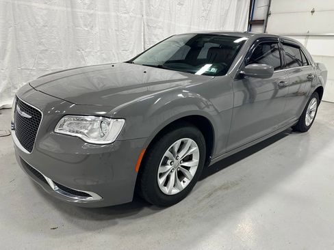 Used 2019 Chrysler 300 Touring RWD image 3