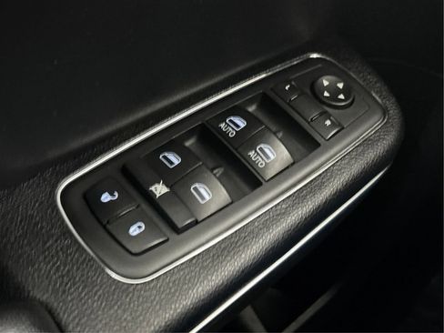 Used 2011 Chrysler 300 Limited image 42