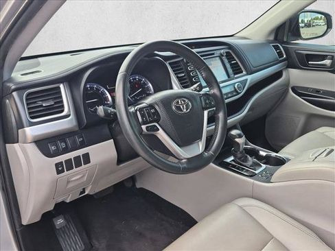 Used 2019 Toyota Highlander XLE FWD image 6
