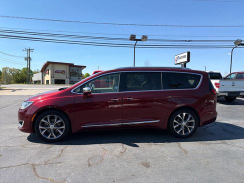 Used 2017 Chrysler Pacifica Limited w/ Tire & Wheel Group FWD image 2