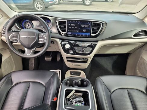 Used 2023 Chrysler Pacifica Touring-L image 16