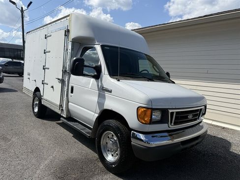 Used 2006 Ford E-350 and Econoline 350 Super Duty RWD image 4