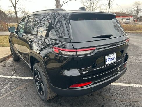 New 2025 Jeep Grand Cherokee Limited w/ Black Appearance Package AWD/4WD image 24