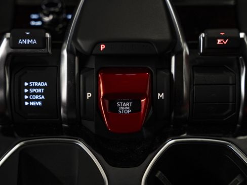 Used 2025 Lamborghini Urus SE AWD/4WD image 46