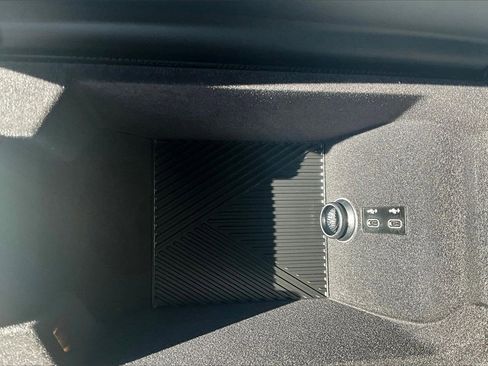 Used 2023 BMW 740i image 16