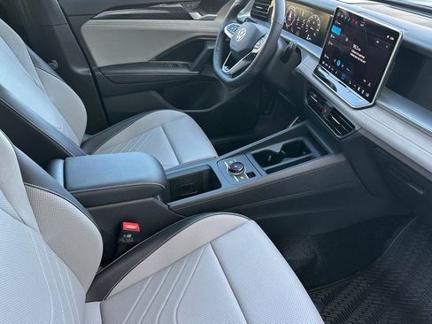 New 2026 Volkswagen Tiguan SE R-Line FWD image 14