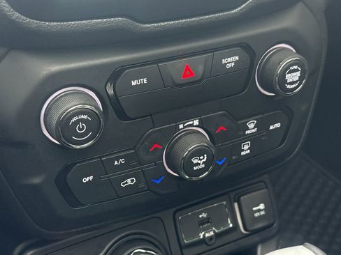 Used 2019 Jeep Renegade Latitude w/ Cold Weather Group image 20