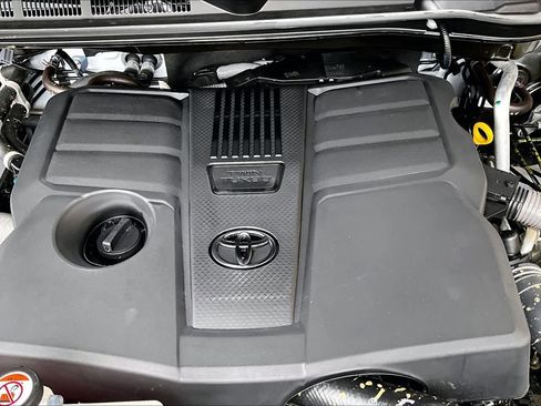 Used 2025 Toyota Tundra Limited AWD/4WD image 32