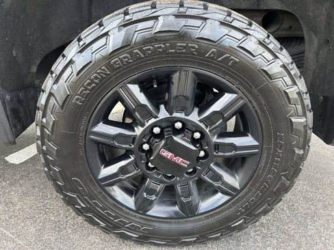Used 2021 GMC Sierra 2500 AT4 w/ AT4 Premium Plus Package AWD/4WD image 17