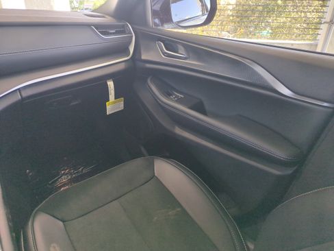 New 2025 Jeep Grand Cherokee Altitude image 18