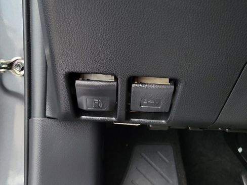 Used 2019 Toyota RAV4 XLE Premium FWD image 16