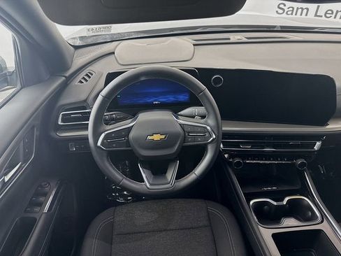 Used 2025 Chevrolet Traverse LT image 24