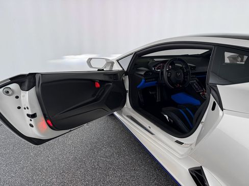 Used 2023 Lamborghini Huracan Tecnica RWD image 11