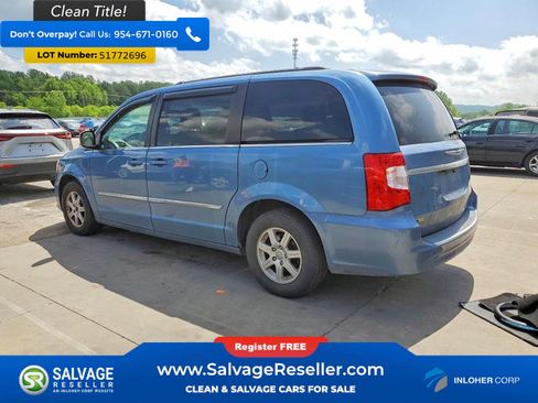 Used 2012 Chrysler Town & Country Touring FWD image 3
