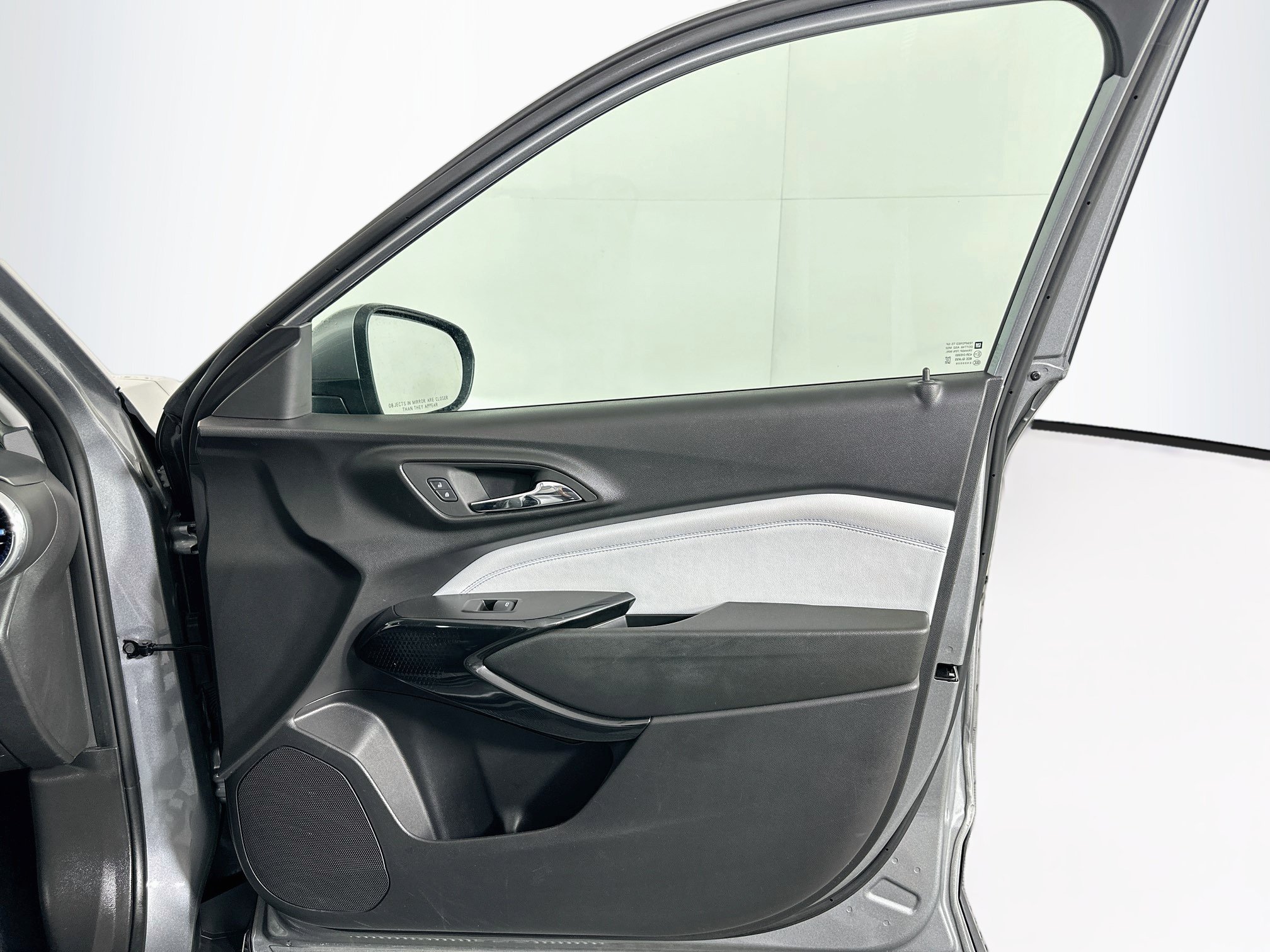 Used 2025 Chevrolet Trax LT FWD image 30