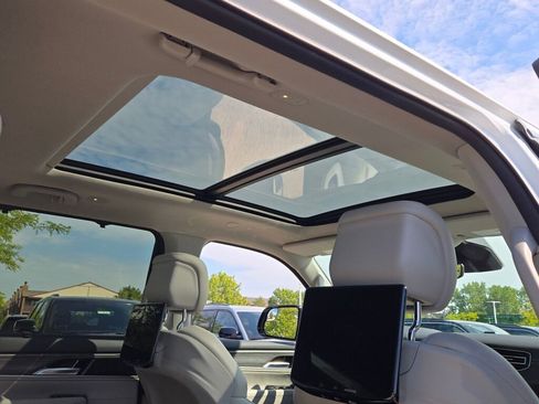 Used 2024 Jeep Wagoneer Series III w/ Premium Group I image 10