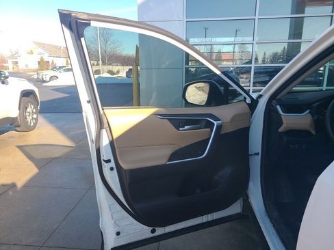 Used 2020 Toyota RAV4 XLE image 17