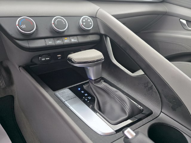 Used 2024 Hyundai Elantra SE FWD image 23