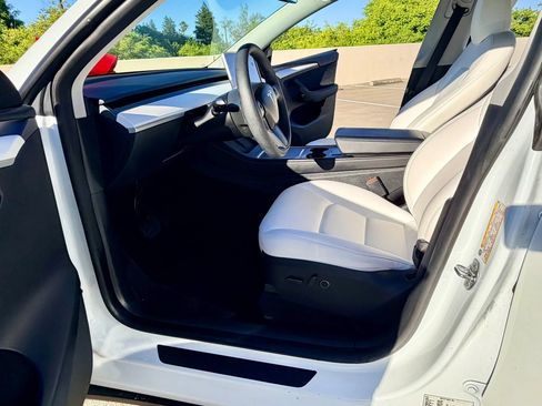 Used 2024 Tesla Model Y 2WD image 22