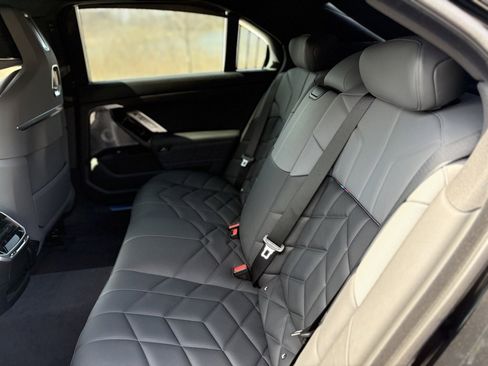 Used 2025 BMW 760i xDrive image 18