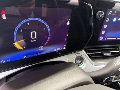 Used 2025 Chevrolet Trax LT image 38