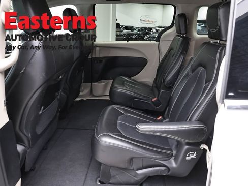 Used 2023 Chrysler Pacifica Touring-L FWD image 22
