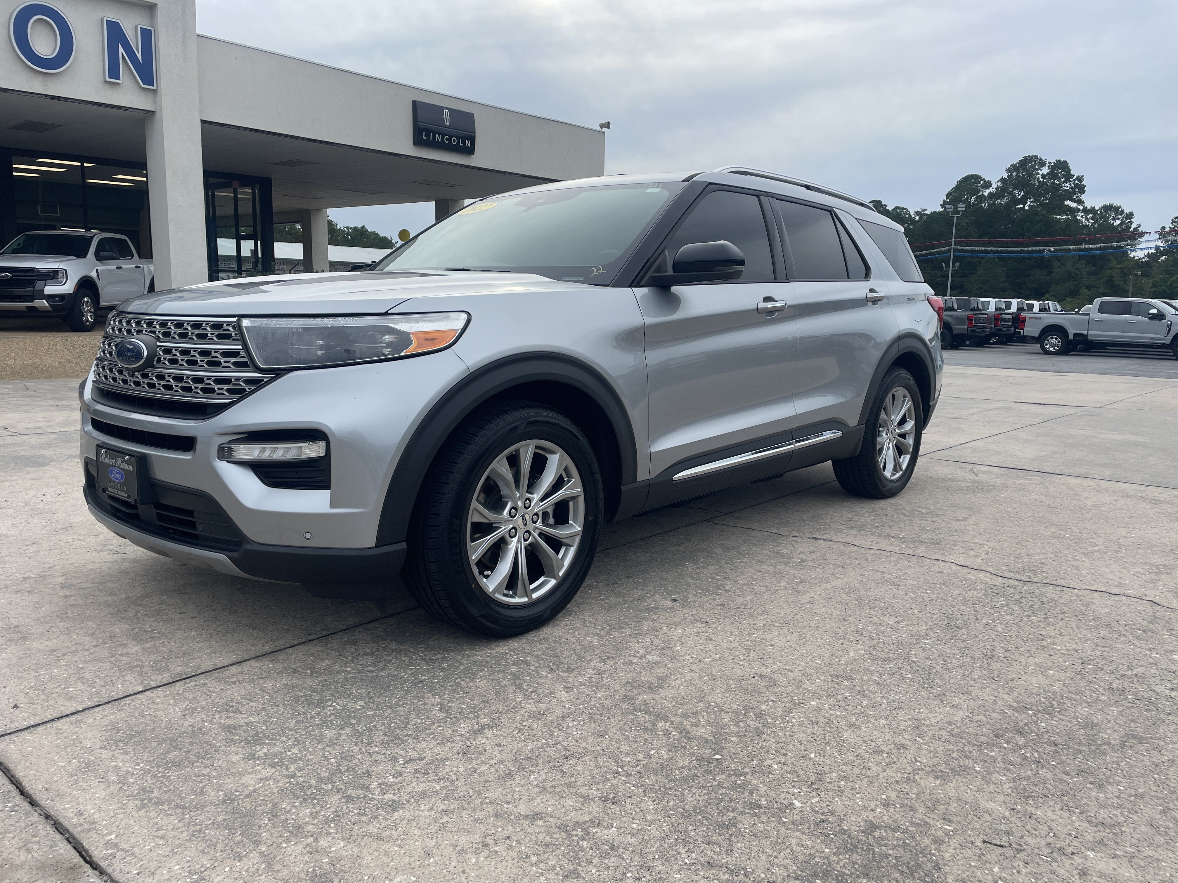 Used 2022 Ford Explorer Limited w/ Equipment Group 301A RWD image 2