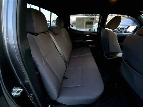 Used 2019 Toyota Tacoma TRD Sport w/ Technology Package image 18