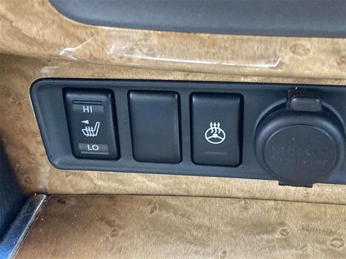 Used 2011 INFINITI QX56 2WD image 16