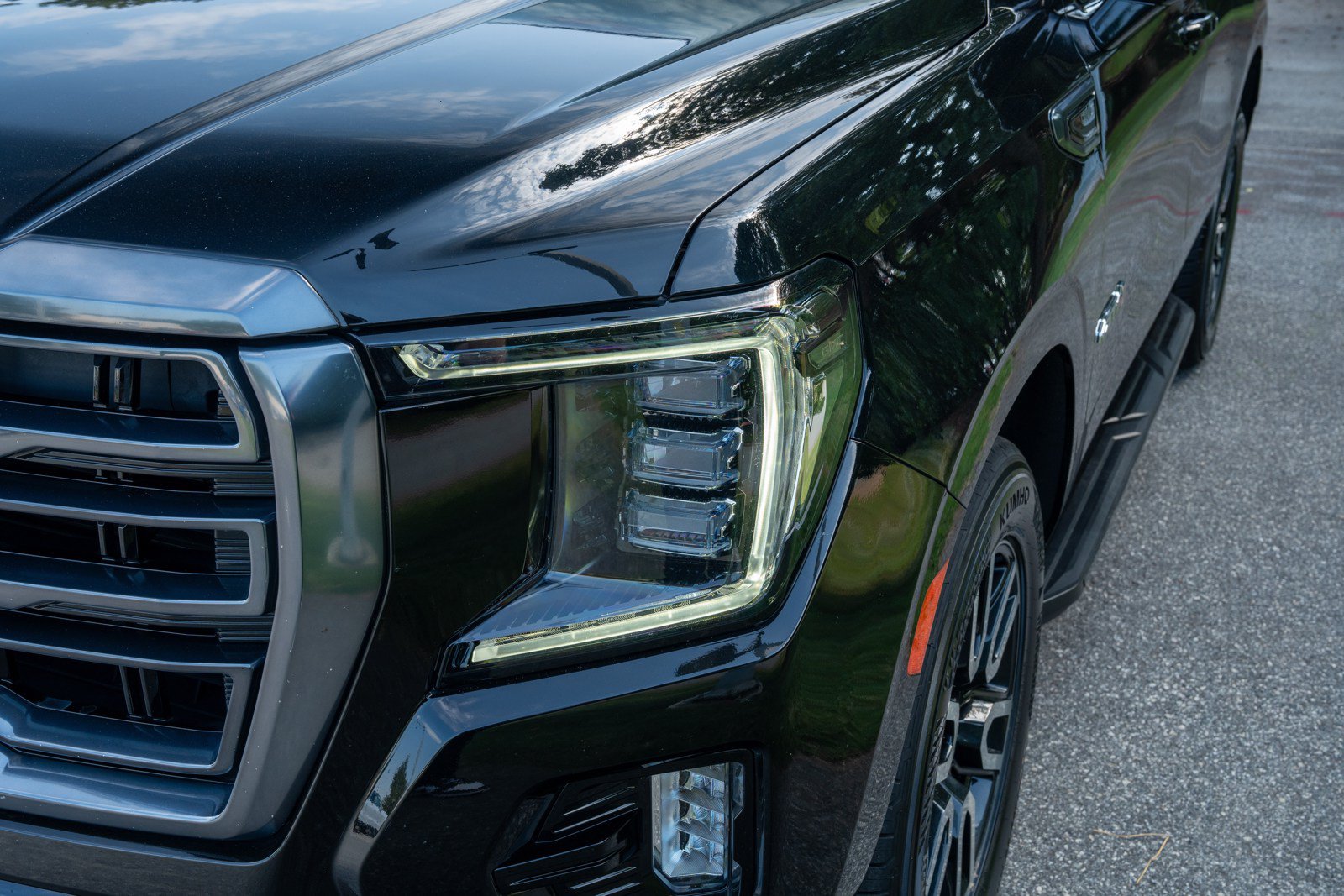 Used 2024 GMC Yukon AT4 w/ Technology Package AWD/4WD image 4