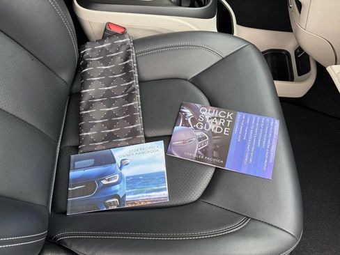 Used 2024 Chrysler Pacifica Touring-L image 35