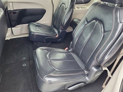 Used 2019 Chrysler Pacifica Touring-L w/ Advanced Safetytec Group image 8