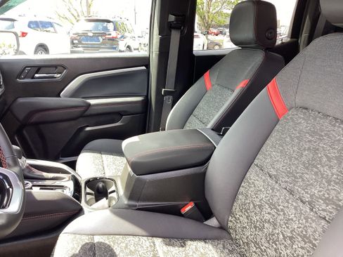 Used 2025 Chevrolet Colorado Z71 image 12