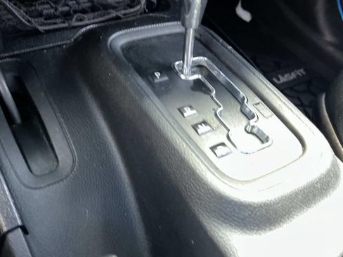 Used 2015 Jeep Wrangler Unlimited Rubicon w/ Connectivity Group AWD/4WD image 28
