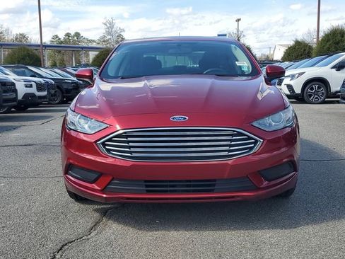 Used 2017 Ford Fusion SE w/ Fusion SE Technology Package image 2